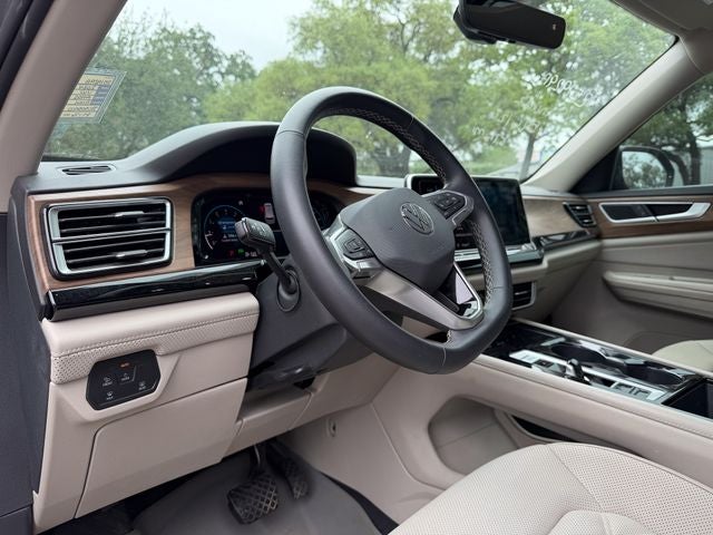 2024 Volkswagen Atlas 2.0T SE w/ Technology